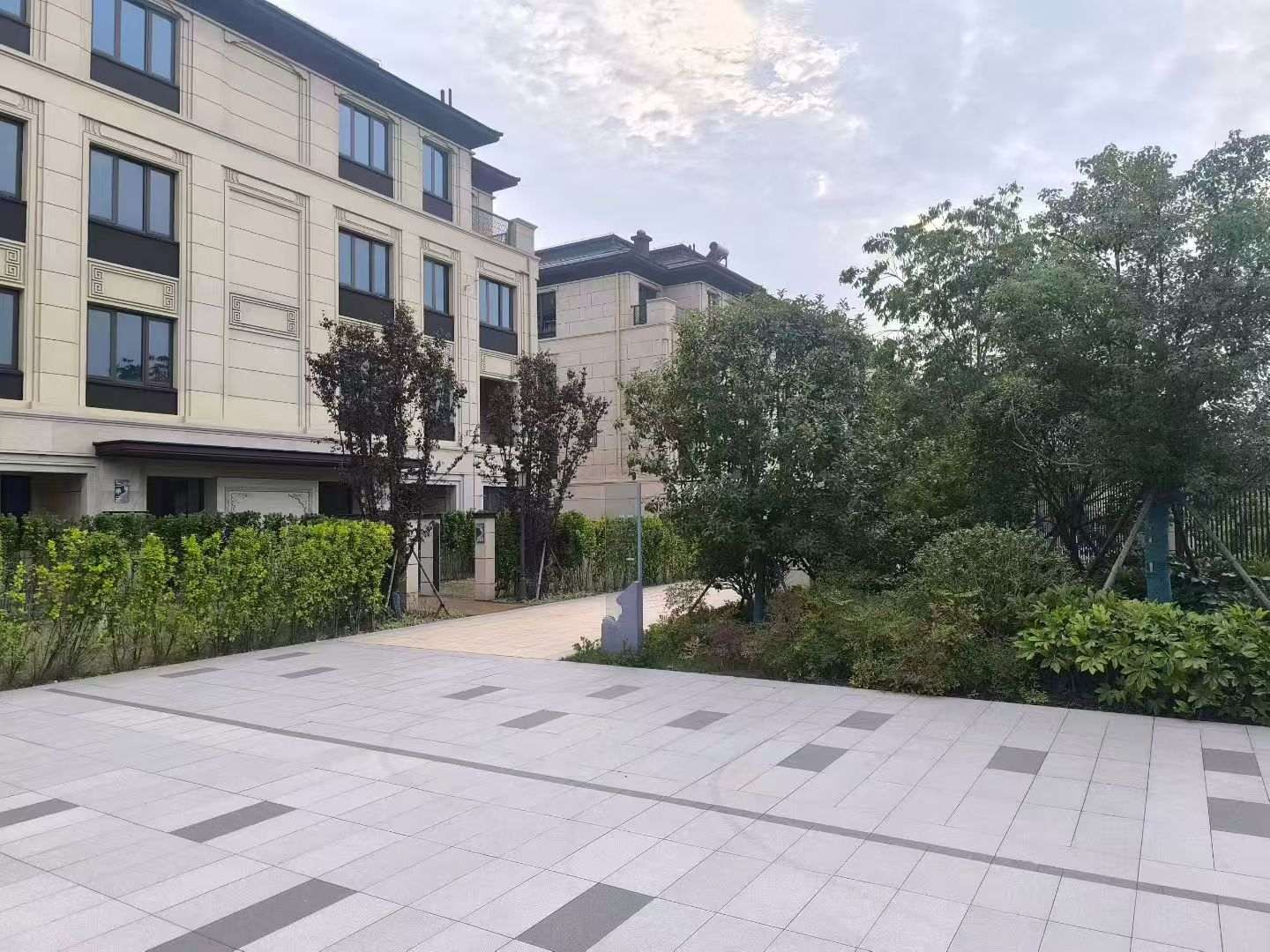 黄山 芝麻白与芝麻白搭配铺装，尺寸1200*600