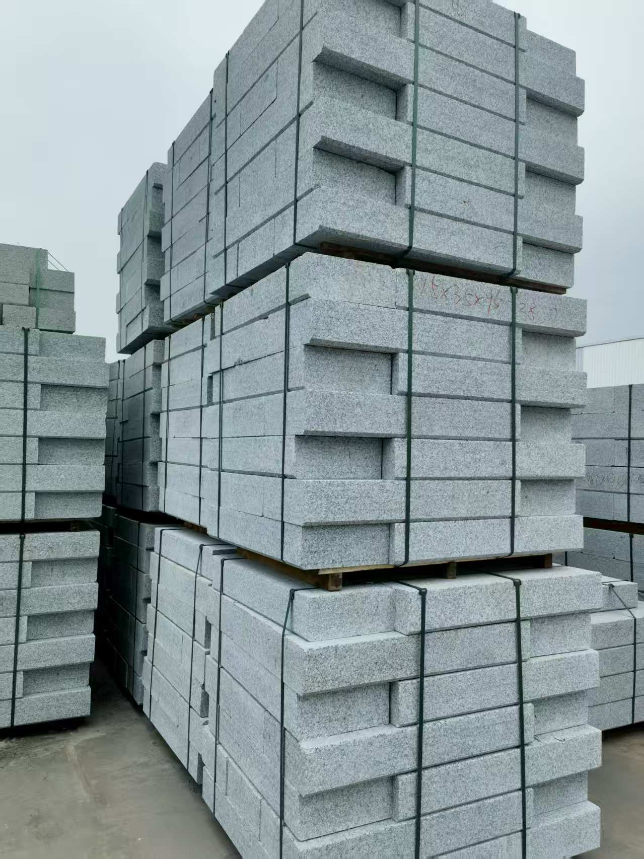 黄山 路沿石，板板正正的路沿石